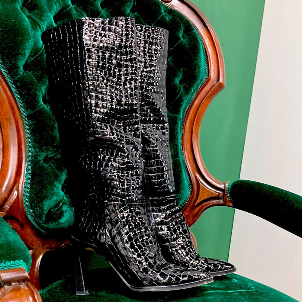 VINCE CAMUTO STUNNING BLACK BOOTS. Size 6 1/2. - Picture 3 of 6